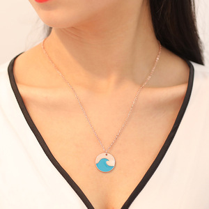 Collier pendentif vague bleue de dessin animé en alliage de zinc avec pierre en résine et sertissage clos en pierre synthétique, pour femme, à porter au quotidien - Product Image 1