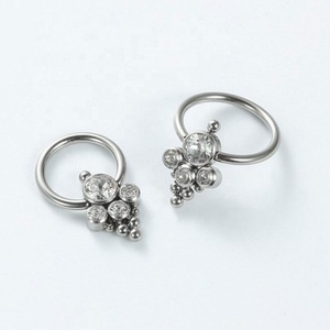Anillo de Titanio G23 con 4 Circonitas Cúbicas y 6 Puntas, Moderno y Elegante para Compromiso, Boda o Aniversario - Product Image 1