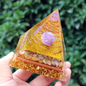 Pyramide en résine avec sphère violette et bobine de cuivre, décoration artistique pour la maison - Product Image 3