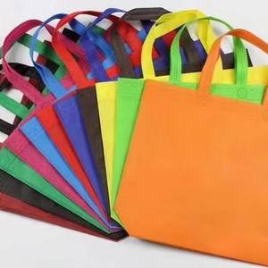 Bolsas de Compras Reutilizables Personalizadas de PP para Uso en Peluquerías, con Logotipo, de Tela No Tejida, Reciclables, con Impresión Serigráfica y Asa de Parche - Product Image 1