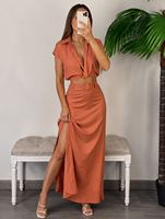Ensemble 2 pièces pour femmes : haut court à manches courtes et jupe longue fendue sur le côté à taille haute, ensemble assorti