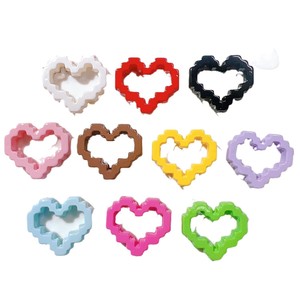 Venta al por mayor de dijes 3D de resina con diseño de corazón hueco estilo retro de dibujos animados, accesorios DIY para el cabello y decoraciones para fundas de teléfono. - Product Image 5