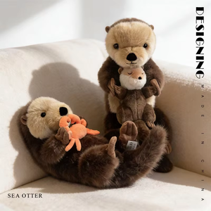 Lindo Peluche de Nutria Marina, Suave, 100% Poliéster, Muñeco Unisex Estilo Padre-Hijo Abrazando a un Cangrejo, Almohada Relajante para Niños - Product Image 1