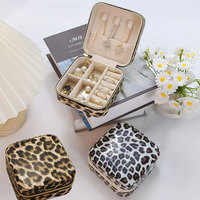 Nouvelle boîte à bijoux portable à imprimé léopard offrant un excellent rangement pour les colliers, les boucles d'oreilles, les bagues et autres ornements pour femmes, avec fermeture éclair
