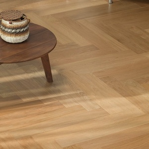 Parquet en chêne blanc 3 couches brossé à chevrons, style crème moderne français, compatible chauffage par le sol, système de pose à clipser - Product Image 4