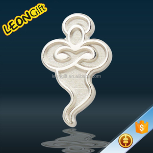 Pinza de sombrero mexicana personalizada al por mayor con logotipo de cadena, alfileres de solapa de esmalte suave de metal para sombrero de béisbol con visera ajustada - Product Image 3