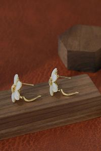 ต่างหูรูปดอกลิลลี่ทองคำ 18k ประดับเพชรธรรมชาติ ดีไซน์ใหม่จากซินฟลาย สำหรับผู้หญิง - Product Image 4