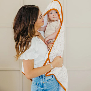 Serviette à capuche en bambou et élasthanne pour enfants, poncho, <span class=keywords><strong>cape</strong></span>, impression personnalisée, serviette <span class=keywords><strong>de</strong></span> plage pour <span class=keywords><strong>bébé</strong></span>, séchage rapide, adaptée aux enfants - Product Image 1