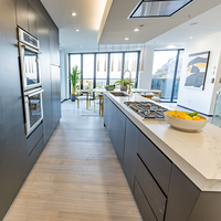 Cuisine avec armoire îlot unique au design California Cabinet Crazier