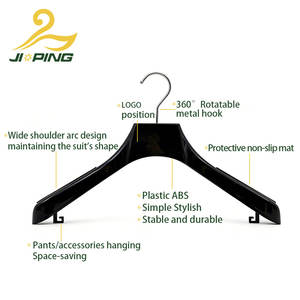 شماعة ملابس فاخرة بطول 38 سم ذات أكتاف عريضة للرجال والنساء، شماعة بلاستيكية غير قابلة للانزلاق مع إمكانية طباعة شعار مخصص - Product Image 3