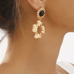 Pendientes Cruzados Florales Vintage con Baño de Oro, Diseño Francés de Nicho de Moda para Estilo Europeo y Americano, Hechos de Aleación - Product Image 3