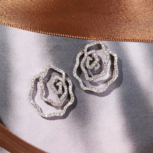 Orecchini a perno a forma di rosa cava per donna, design floreale romantico, accessori per l'orecchio da indossare tutti i giorni - Product Image 1