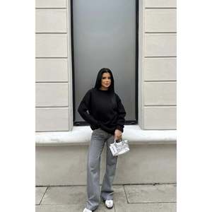 Sudadera con Capucha Negra Extra Grande para Mujer, Talla XS, con Estampado Bordado de Alta Calidad en la Espalda - Product Image 1