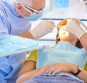 Materiali di Consumo Dentali: 500 Pezzi di Bavaglini Dentali Colorati a 3 Strati, Monouso, con 2 Strati di Carta e 1 Strato di Polietilene - Product Image 5