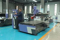 Machine de fraisage CNC 4 axes de haute précision Syntec Control, déplacement 1300x2500mm, précision de positionnement 0,03mm, multifonctionnelle
