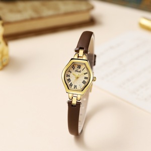 Reloj de Mujer de Alta Gama con Esfera Pequeña, Estilo Vintage, Forma de Tonel, Correa de Cuero Genuino, Reloj de Cuarzo - Product Image 1