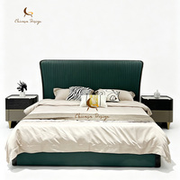Lit design moderne avec tête de lit capitonnée à cannelures profondes, surface en cuir souple, base en bois robuste, mobilier haut de gamme pour chambre d'hôtes de villa