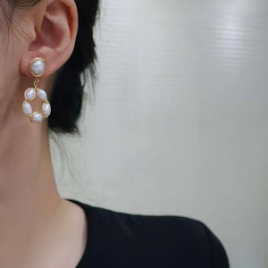 Pendientes Colgantes Hechos a Mano con Oro de 14K, Pendientes Colgantes Circulares con Perlas Naturales de Agua Dulce Envueltas en Alambre - Product Image 4