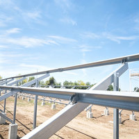 Structure de montage au sol pour panneaux solaires en acier de type C Zn-Al-Mg, avec fondation en béton pour centrale photovoltaïque