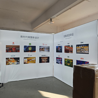 Mur d'affichage trois faces SEG pour stand d'exposition, avec fond graphique lumineux pour surveillance industrielle et marketing en salon professionnel