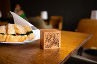 Cubes en bois avec code QR gravé sur mesure