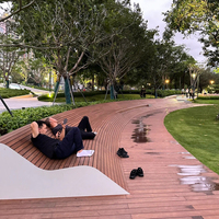 Banc de patio extérieur en bois massif 4 places, structure métallique, design moderne et épuré, assise multi-sections, écologique, durable, pour parc aquatique