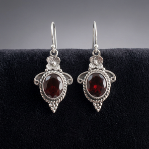 Vente en gros de boucles d'oreilles pendantes Divyansh Gems en grenat rouge naturel, argent sterling 925, fabrication artisanale, luxe vintage, micro-incrustation de pierres précieuses - Product Image 1