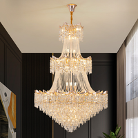 Lustre en cristal à trois niveaux sur mesure avec éclairage LED, idéal pour les grands projets de décoration d'escaliers de hall d'hôtel, design moderne et luxueux, hauteur réglable