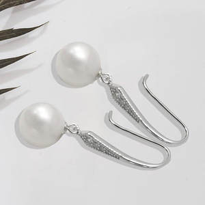 Orecchini pendenti con perle sintetiche lucenti per donna, gioielli vintage eleganti e delicati - Product Image 5