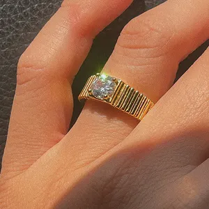 Cincin Baja Tahan Karat 18K Wanita, Perhiasan Berlapis Emas Zirkonia Batu Permata Garis Berlian Chunky