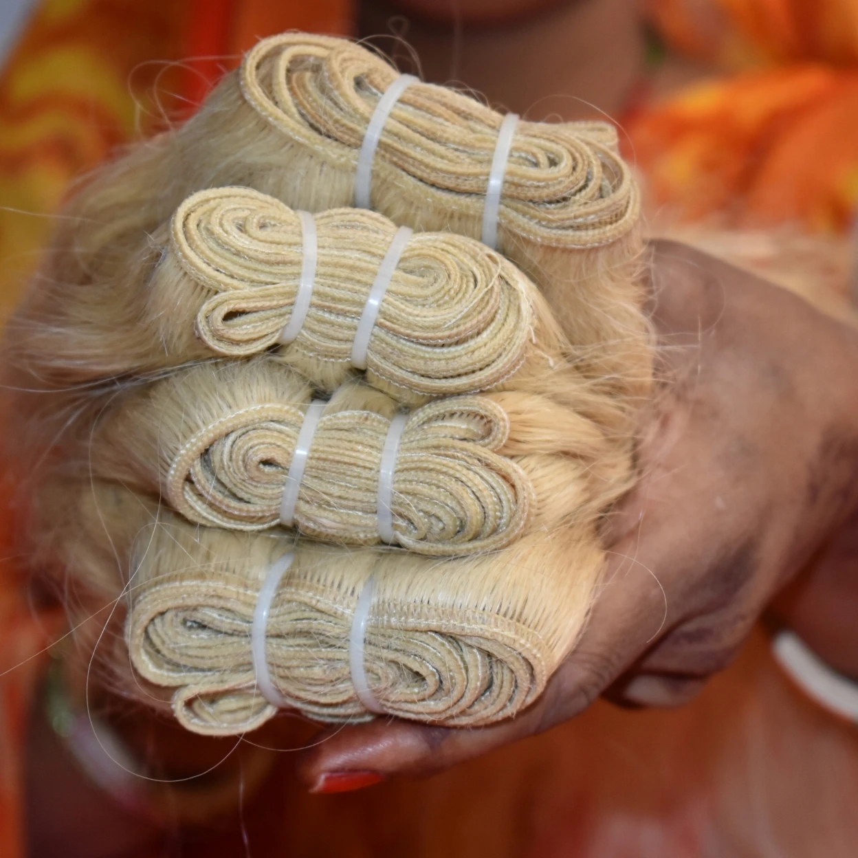 613 fasci biondi ondulati grezzi cuticola indiana allineata produce capelli umani di colore naturale