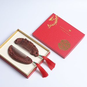 ชุดของขวัญหวีแต่งงานลายมังกรฟีนิกซ์แบบจีนสุดหรู หวีไม้จันทน์แดงแบบดั้งเดิม ของชำร่วยงานแต่งงาน - Product Image 1