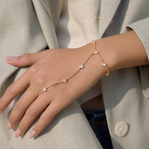 Pulsera de circonita en forma de corazón, cadena de acero de titanio chapada en oro, regalo de joyería para mujer, accesorio de moda elegante - Product Image 3