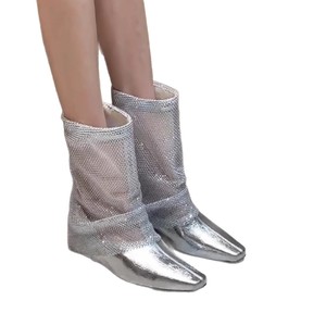 Bottines élégantes argentées à talon épais et bout pointu en maille respirante, style slip-on, collection été 2026 pour femme - Product Image 4