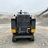 Chargeuse compacte polyvalente avec grappin, marteau, balayeuse, trancheuse et lame, équipée d'un moteur 3 cylindres à double flux