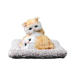 Tapis de simulation de chatons à fourrure réaliste 2 en 1 pour la maison, le tableau de bord de la voiture, le <span class=keywords><strong>d</strong></span>ésodorisant, les cadeaux promotionnels. - Product Image 1