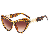 Nouvelles Lunettes de soleil œil de chat transfrontalières avec chaîne en métal en forme de cœur, style rétro, grandes, pointues, dorées, légères, protection UV, polyvalentes