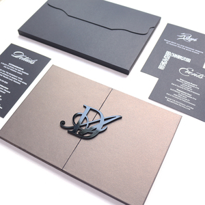<span class=keywords><strong>Invitation</strong></span> de mariage haut de gamme à trois volets, couverture rigide métallique bronze scintillant, avec enveloppe en acrylique noir et logo en relief, et carte en papier. - Product Image 1