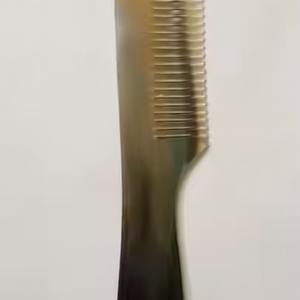 Peigne en corne naturelle de qualité supérieure Peigne commun de style classique pour des soins capillaires sains dans les salons par Crescent Crafts - Product Image 1