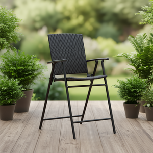 Chaise de bar pliante en rotin avec accoudoirs, structure métallique, utilisation intérieure/extérieure, design contemporain, apparence moderne, mobilier commercial - Product Image 2