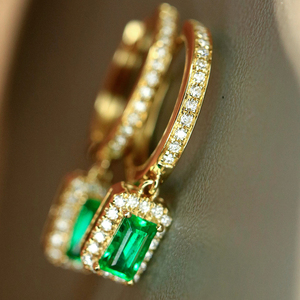อาซูโอ 18K เครื่องประดับทองคำแท้สีเหลืองมรกตธรรมชาติเพชรแท้ต่างหูแบบคลาสสิกของขวัญสำหรับสุภาพสตรีสวมใส่ทุกวันวันเกิด - Product Image 3