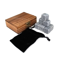 Coffret Cadeau Souvenir en Bois de Pin Brûlé et Pierres à Whisky – 9 Pièces de Pierres Réutilisables en Marbre et Granit pour Refroidir les Boissons