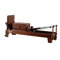 Machine de Pilates Cadillac en bois de chêne massif sur mesure, design écologique et sain pour studio de Pilates avec garantie de 3 ans sur le cadre
