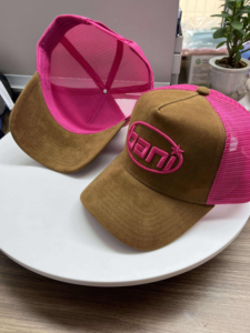 Casquette de baseball Veracap HTS0001 personnalisée avec logo brodé, 5 panneaux, en daim bicolore, visière en daim noir uni, fermeture Snapback à cadre en K - Product Image 6