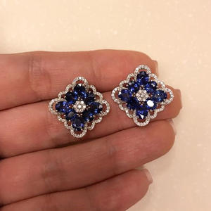 Orecchini a lobo di lusso con zaffiro blu a forma di fiore e diamanti taglio brillante rotondo per donna, gioielli da sposa con montatura a griffe - Product Image 3