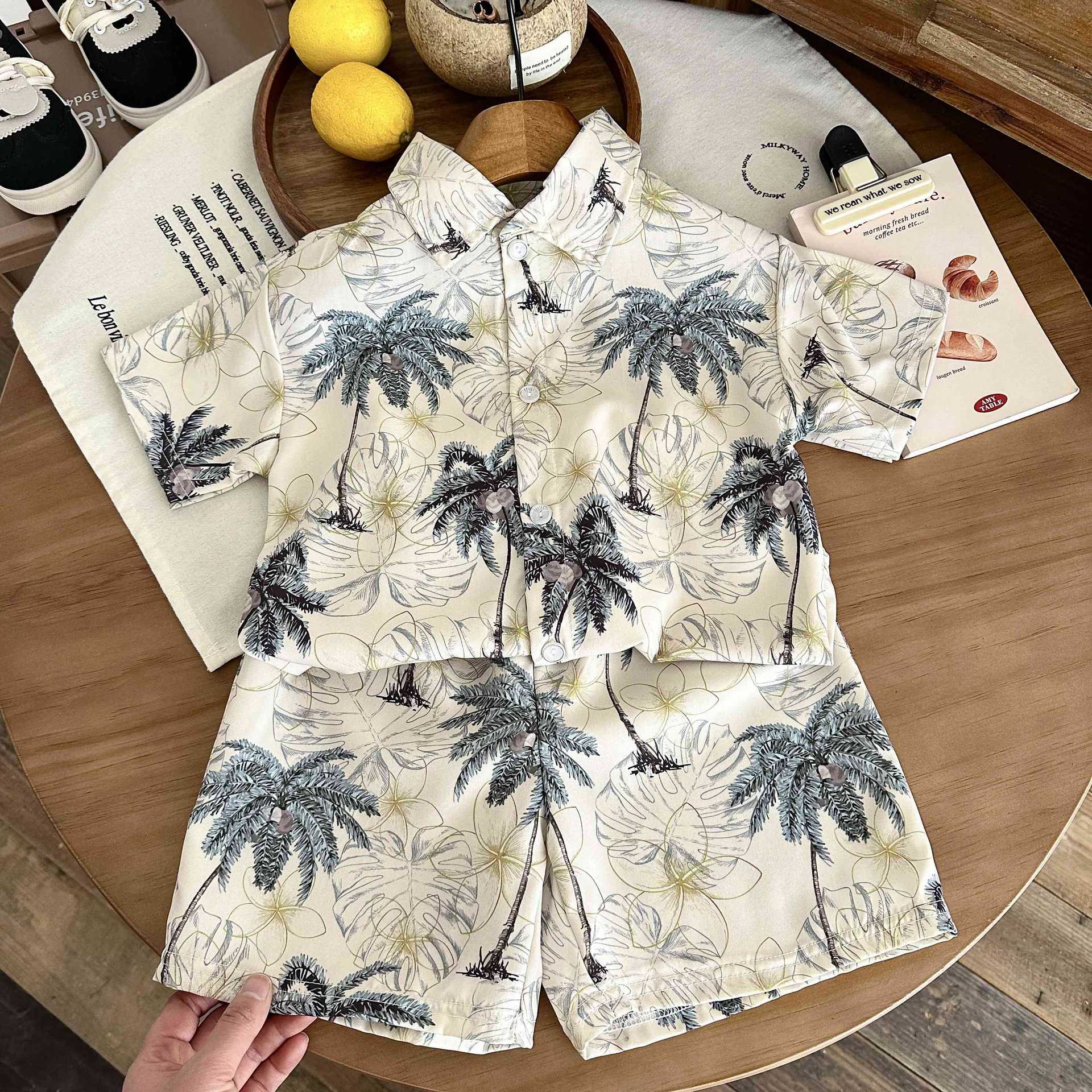 Camisa de verano con diseño de cocoteros.