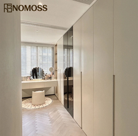 Fournisseur de solutions pour entrepreneurs : Conception de dressing moderne et luxueux sur mesure avec planification intégrée des armoires pour les intérieurs d'appartements