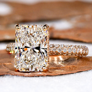 Anello da Donna Solitario con Pavé di Diamanti Creati in Laboratorio Certificati IGI, Gioiello con Diamante VVS a Taglio Radiant Personalizzato - Product Image 1