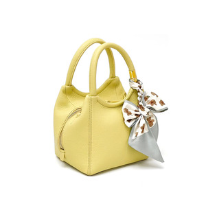 Sac seau vintage haut de gamme en cuir de vachette pleine fleur pour femme avec fermeture éclair et bandoulière réglable - Product Image 2