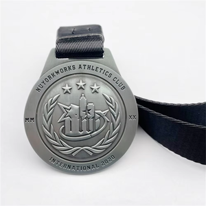 Medaglia Personalizzata a Forma di Cervello con Smalto Geometrico e Cordino Rosso per Corsa Benefica a Supporto della Consapevolezza sul Denti di Cervello - Product Image 6